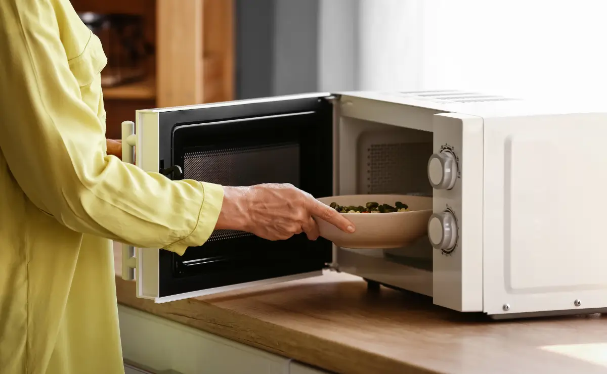 Which Containers Are Suitable for Microwave Ovens and Which Are Not?
