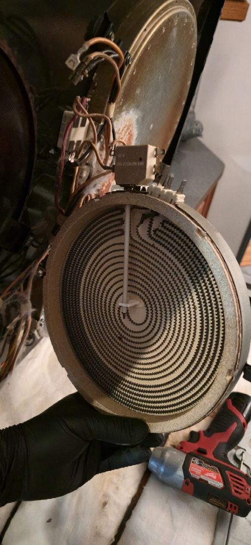 Electric oven heating element replacement by Caspian technician in Hamilton, Ontario